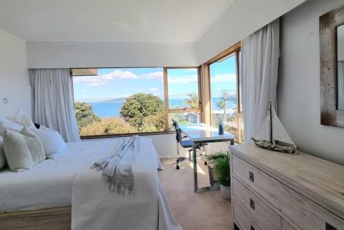 Lovely Browns Bay 4br Home Sea View Steps To Beach
