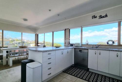 Lovely Browns Bay 4br Home Sea View Steps To Beach