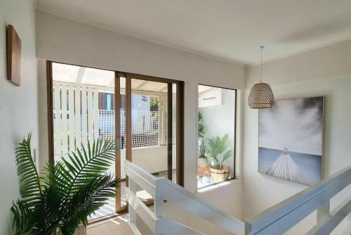Lovely Browns Bay 4br Home Sea View Steps To Beach