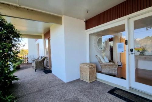 Lovely Browns Bay 4br Home Sea View Steps To Beach