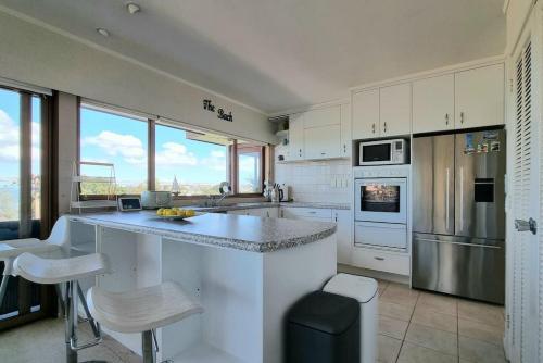 Lovely Browns Bay 4br Home Sea View Steps To Beach