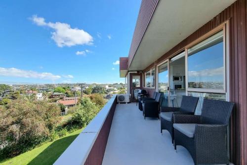 Lovely Browns Bay 4br Home Sea View Steps To Beach