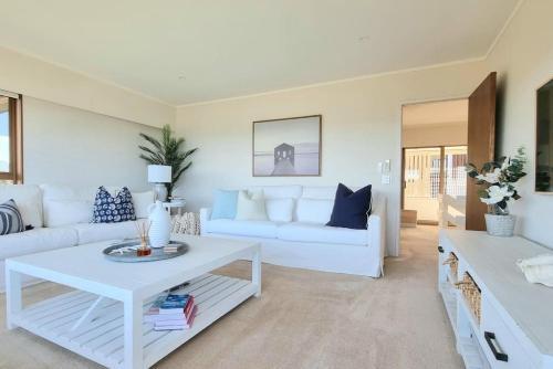 Lovely Browns Bay 4br Home Sea View Steps To Beach