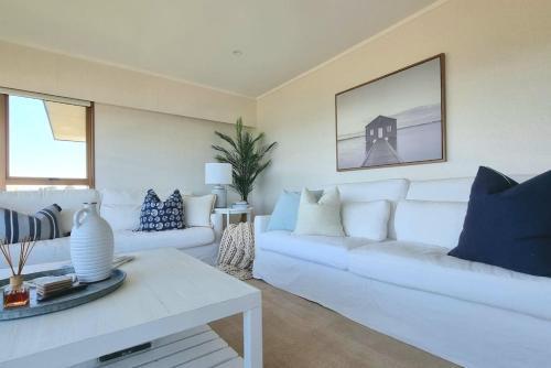 Lovely Browns Bay 4br Home Sea View Steps To Beach