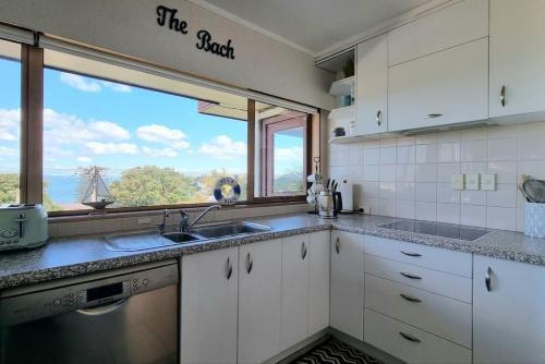 Lovely Browns Bay 4br Home Sea View Steps To Beach