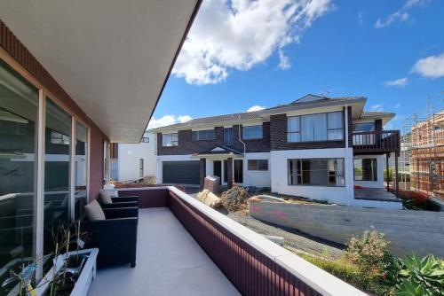 Lovely Browns Bay 4br Home Sea View Steps To Beach