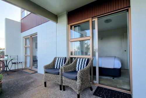 Lovely Browns Bay 4br Home Sea View Steps To Beach