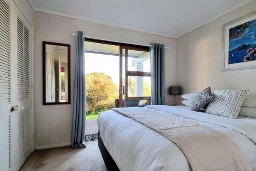 Lovely Browns Bay 4br Home Sea View Steps To Beach