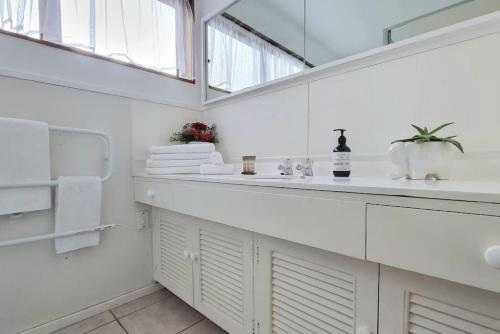 Lovely Browns Bay 4br Home Sea View Steps To Beach
