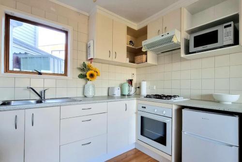 Lovely Browns Bay 4br Home Sea View Steps To Beach