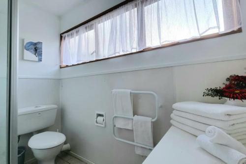 Lovely Browns Bay 4br Home Sea View Steps To Beach
