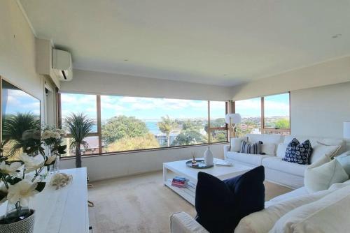 Lovely Browns Bay 4br Home Sea View Steps To Beach
