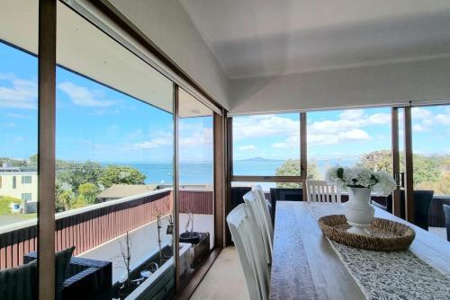 Lovely Browns Bay 4br Home Sea View Steps To Beach