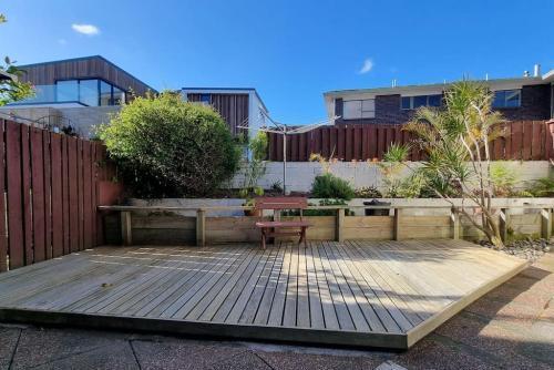 Lovely Browns Bay 4br Home Sea View Steps To Beach