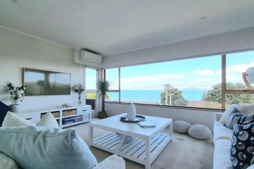 Lovely Browns Bay 4br Home Sea View Steps To Beach