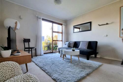 Lovely Browns Bay 4br Home Sea View Steps To Beach