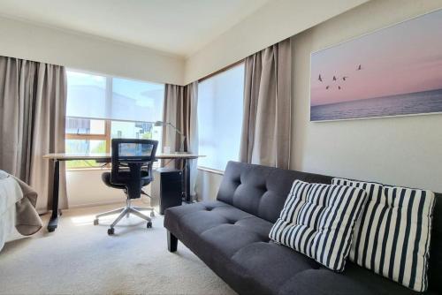 Lovely Browns Bay 4br Home Sea View Steps To Beach