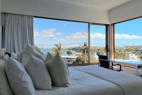 Lovely Browns Bay 4br Home Sea View Steps To Beach