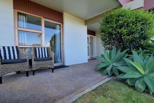 Lovely Browns Bay 4br Home Sea View Steps To Beach