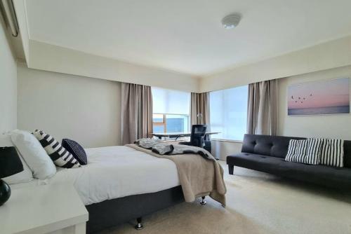 Lovely Browns Bay 4br Home Sea View Steps To Beach