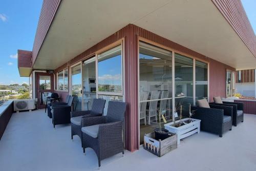 Lovely Browns Bay 4br Home Sea View Steps To Beach