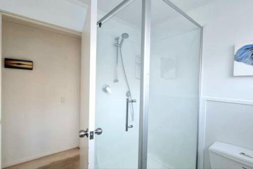 Lovely Browns Bay 4br Home Sea View Steps To Beach