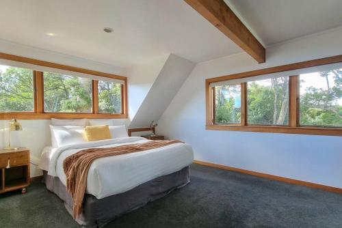 The Kauri Retreat With Sea Views - Spa Pool