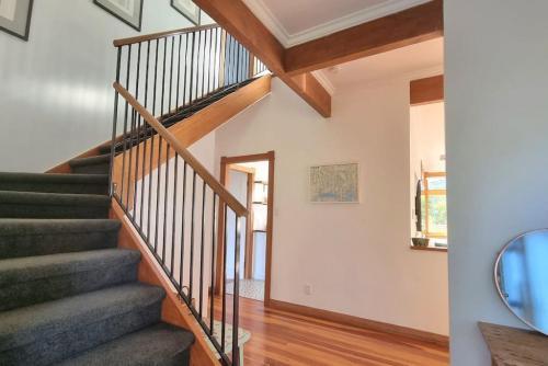 The Kauri Retreat With Sea Views - Spa Pool