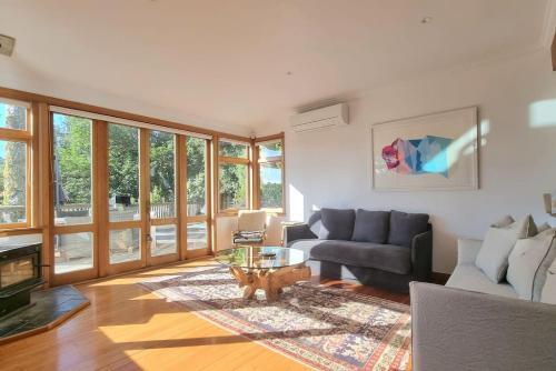 The Kauri Retreat With Sea Views - Spa Pool
