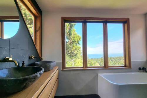 The Kauri Retreat With Sea Views - Spa Pool
