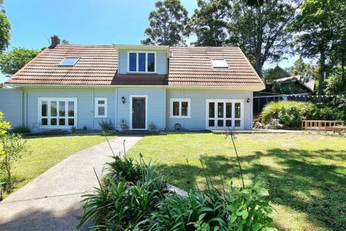 The Kauri Retreat With Sea Views - Spa Pool