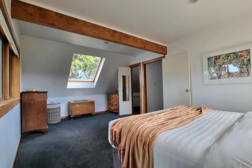 The Kauri Retreat With Sea Views - Spa Pool