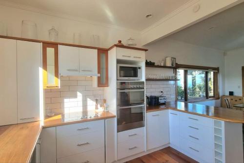 The Kauri Retreat With Sea Views - Spa Pool