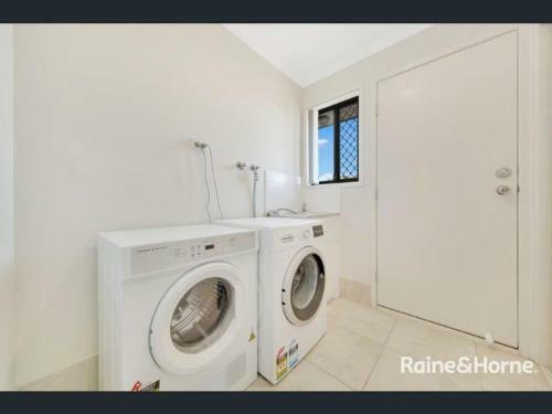 Award Winner House 4 Beds 2 Baths Airconditioned In Gladstone