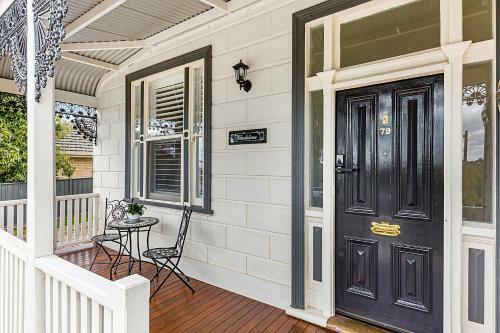 'gladstone' Only Minutes Walk To The Bendigo Train Station!