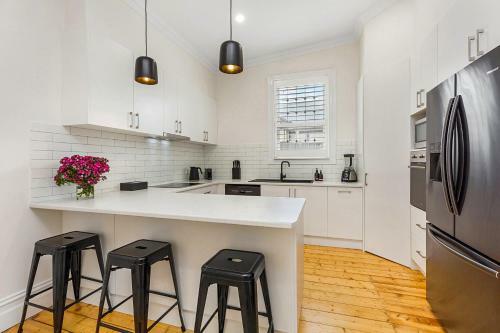 'gladstone' Only Minutes Walk To The Bendigo Train Station!