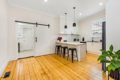'gladstone' Only Minutes Walk To The Bendigo Train Station!