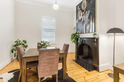 'gladstone' Only Minutes Walk To The Bendigo Train Station!