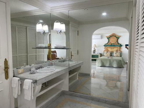 Villa Jade Luxury Full Service Staff Villa