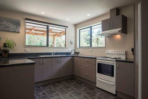 Apartamento Six Kamahi Guest House & Studio Unit