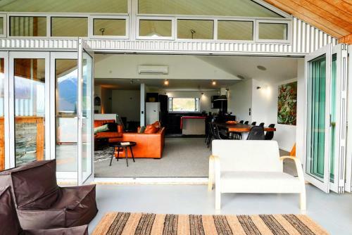 Waru Retreat Holiday Home - Mountain Luxury