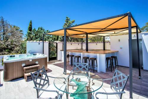 Luxury Villa With Swimming Pool And Jacuzzi