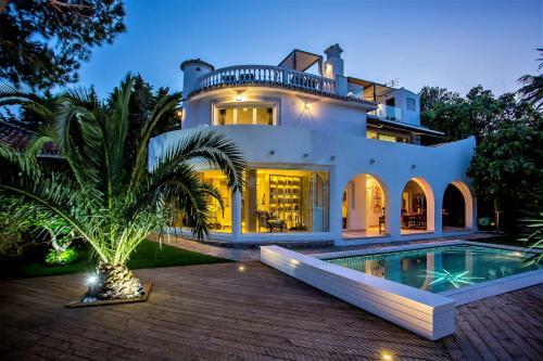 Luxury Villa With Swimming Pool And Jacuzzi