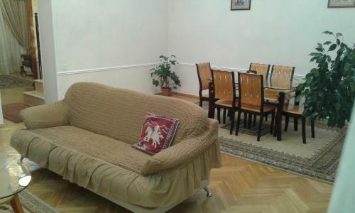 Neftiannikov Avenue Apartment