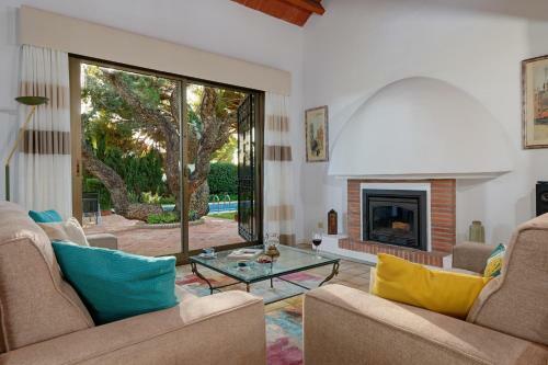 Villa With Private Pool And Garden In Marbella