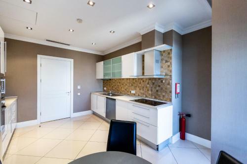 Luxury Central Seaview Apartment