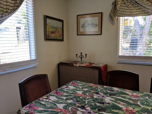 Walnut Cottage - 2 Bedroom Pet Friendly Country Cottage