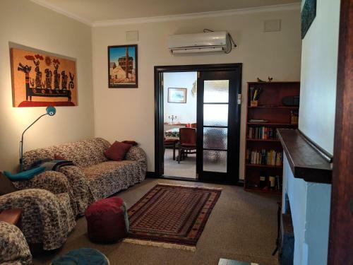 Walnut Cottage - 2 Bedroom Pet Friendly Country Cottage