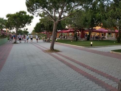 Beach Veranda Home, Gjiri I Lalzit