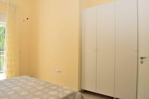 Luna`s Beach Front Apartment, Bay Of Lalzit